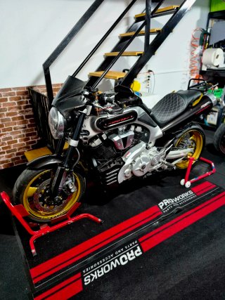 Yamaha MT-01 Negra y Dorada