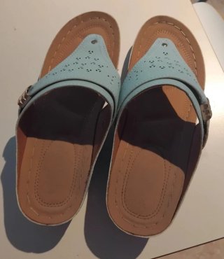 Sandalias azules y marrones