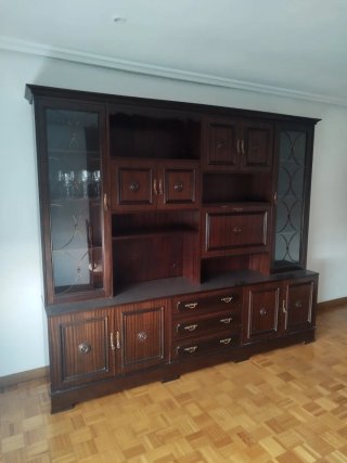 Mueble de salón clásico madera oscura