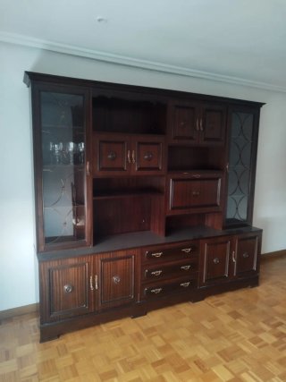 Mueble de salón clásico madera oscura