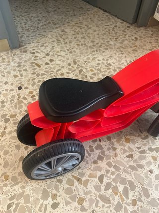 Moto infantil roja y gris