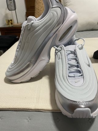 Nike Air Max plateadas y blancas