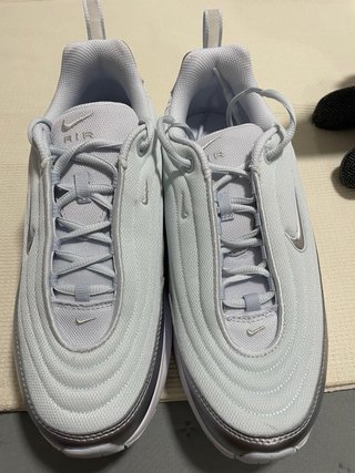 Nike Air Max plateadas y blancas
