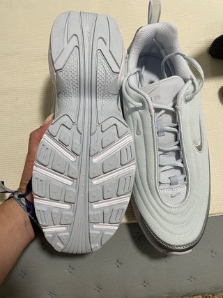 Nike Air Max plateadas y blancas