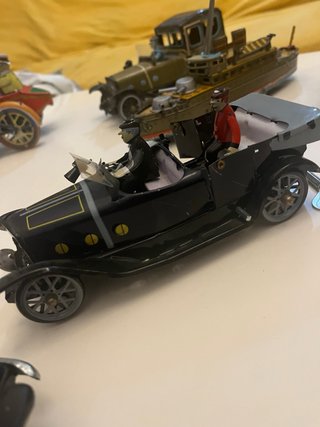 Coche de hojalata vintage negro