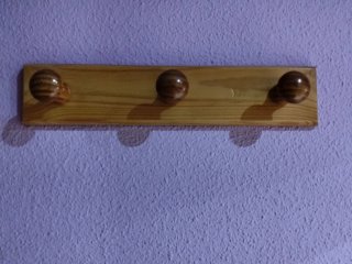 Dos percheros de madera