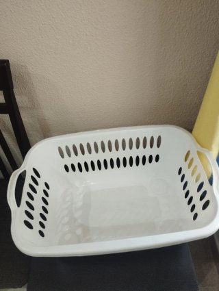 Cesta de ropa blanca de plástico