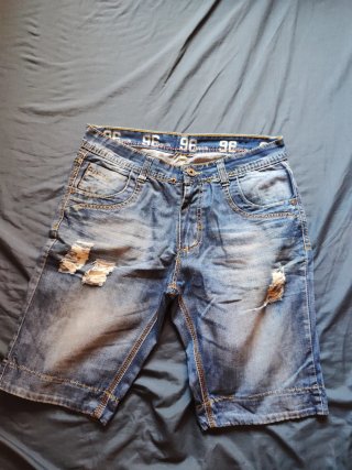 Pantalón vaquero corto desgastado