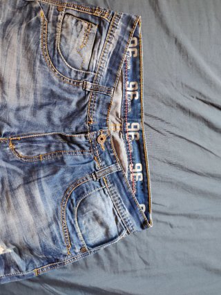 Pantalón vaquero corto desgastado