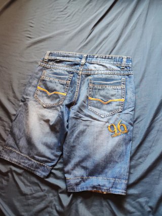 Pantalón vaquero corto desgastado