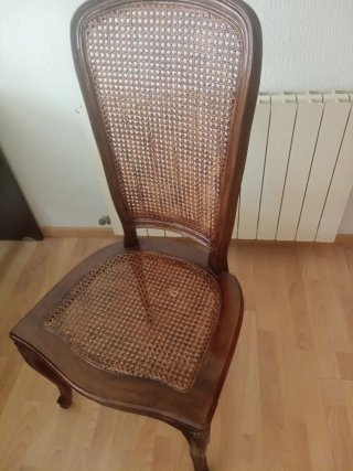 Silla clasica de madera maciza con asiento de ratá