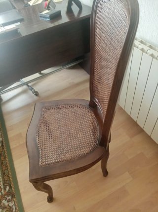 Silla clasica de madera maciza con asiento de ratá
