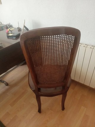 Silla clasica de madera maciza con asiento de ratá