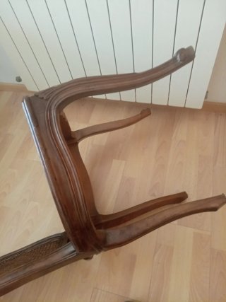 Silla clasica de madera maciza con asiento de ratá