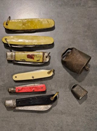 Lote Antigüedades Vintage: Latas, Campana, Herrami