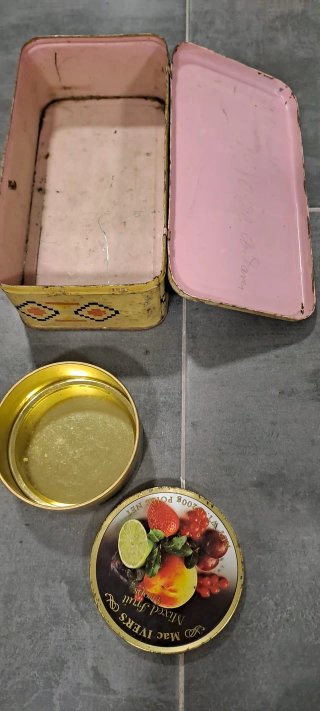 Lote Antigüedades Vintage: Latas, Campana, Herrami