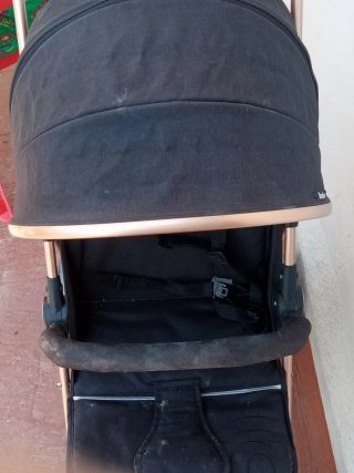 Carro de bebé negro y dorado