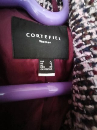 Abrigo Cortefiel cuadros morado y blanco