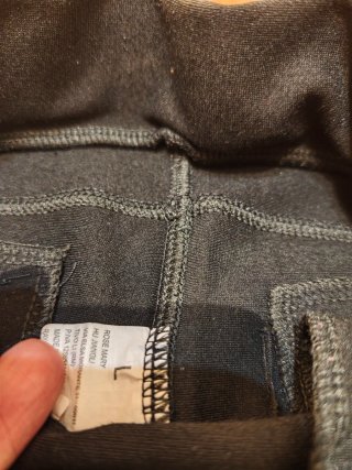 Pantalón elástico negro con hebilla dorada