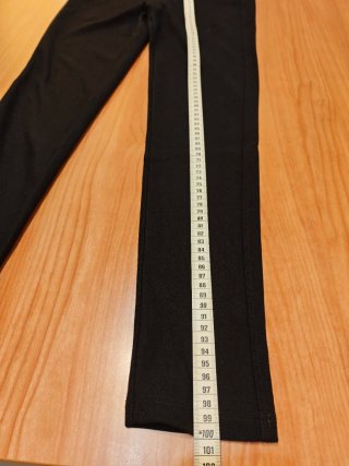 Pantalón elástico negro con hebilla dorada