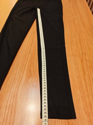 Pantalón elástico negro con hebilla dorada