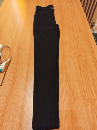 Pantalón elástico negro con hebilla dorada