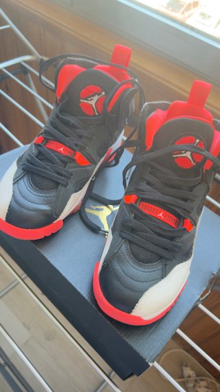 ZAPATILLAS JORDAN, NIKE Y UNDER ARMOUR PARA NIÑO.