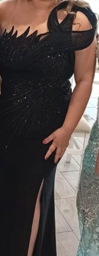 Vestido negro elegante con pedrería