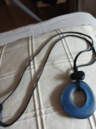 Collar largo negro con colgante azul