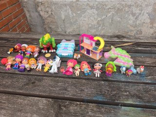 Lote de juguetes: figuras, casa y más