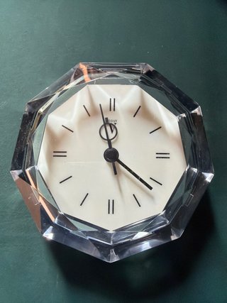 Reloj de mesa de cristal facetado