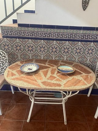 Mesa ovalada de piedra y metal