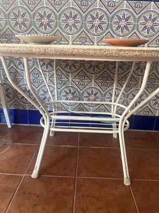 Mesa ovalada de piedra y metal