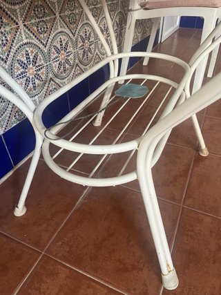 Mesa ovalada de piedra y metal