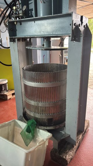 Prensa hidráulica para vino