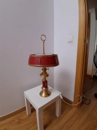 Lámpara de mesa dorada y marrón