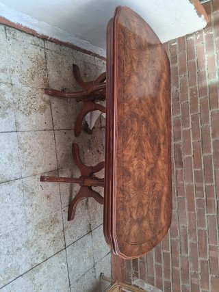 Mesa de salón de madera