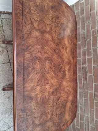 Mesa de salón de madera