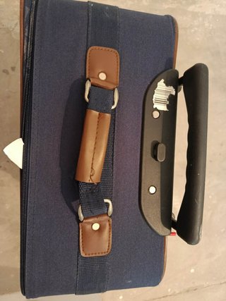 Maleta de viaje azul y marrón