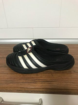 Chanclas Adidas Negras y Blancas