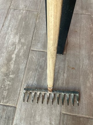 Rastrillo antiguo metálico