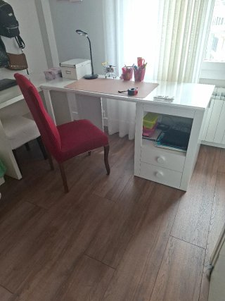 Escritorio blanco con silla roja