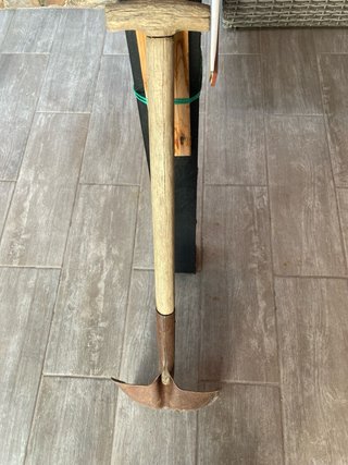 Pala antigua de madera y metal
