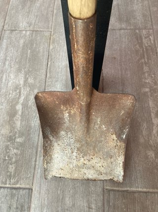 Pala antigua de madera y metal