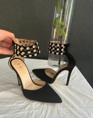 Tacones negros con pedrería