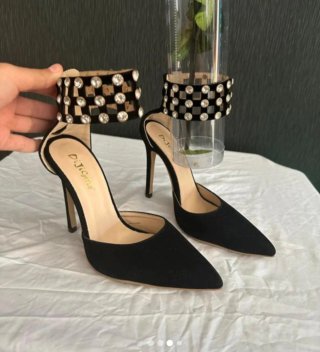 Tacones negros con pedrería