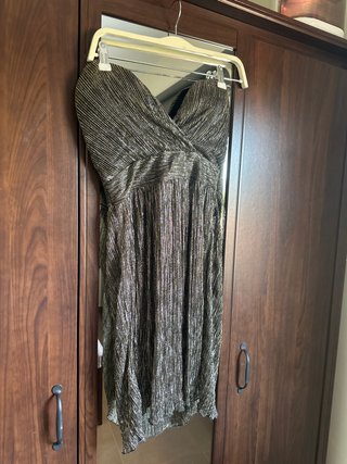 Vestido de fiesta dorado y plateado