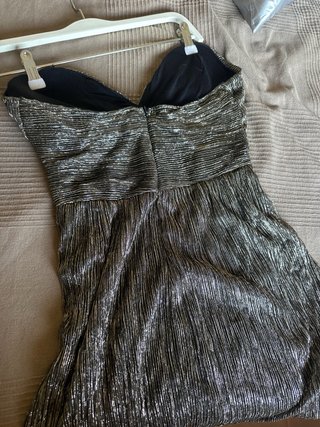 Vestido de fiesta dorado y plateado