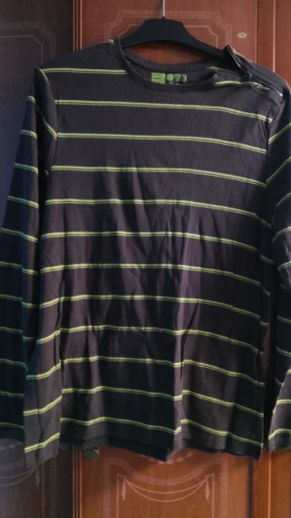 Camiseta de rayas verde y negra
