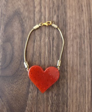 Pulsera Corazón Resina Roja y Dorada